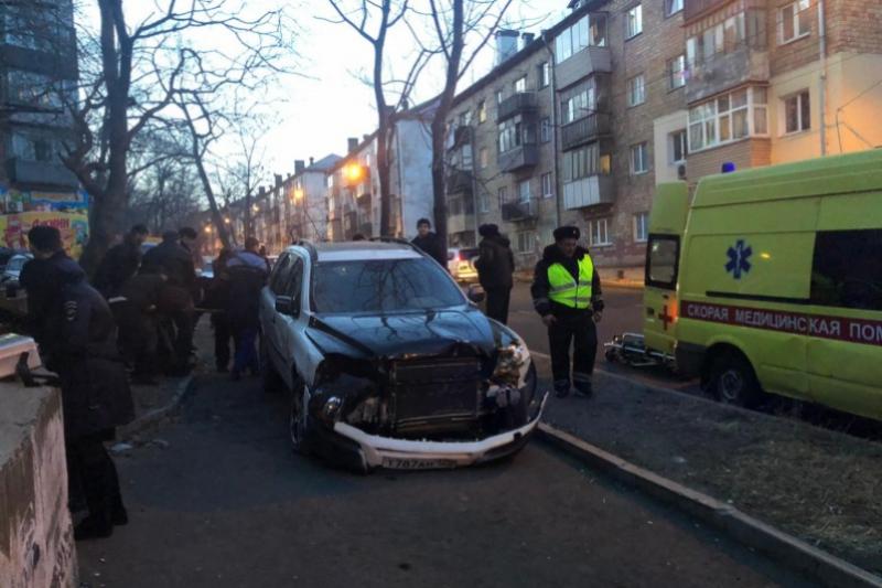 Во Владивостоке водитель сбил семью с ребенком на тротуаре: мама и малыш скончались в больнице