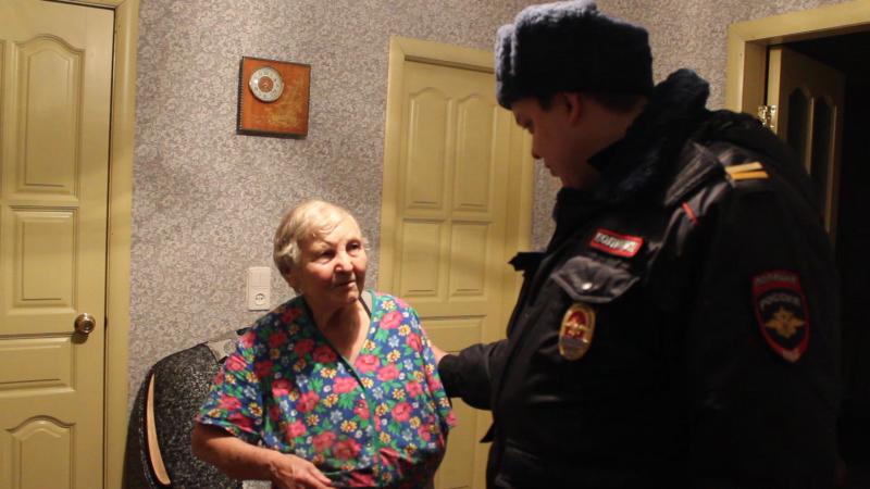 Полицейский спас пенсионерку