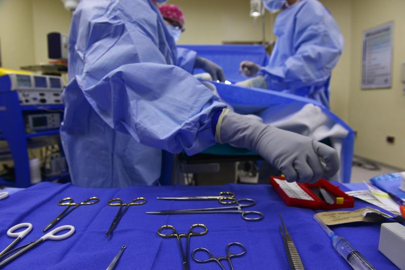 После обрезания на дому двухлетнего малыша срочно доставили в петербургскую больницу