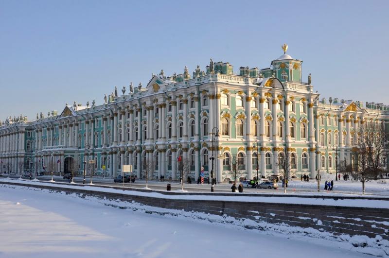 В Петербурге эвакуируют посетителей Эрмитажа