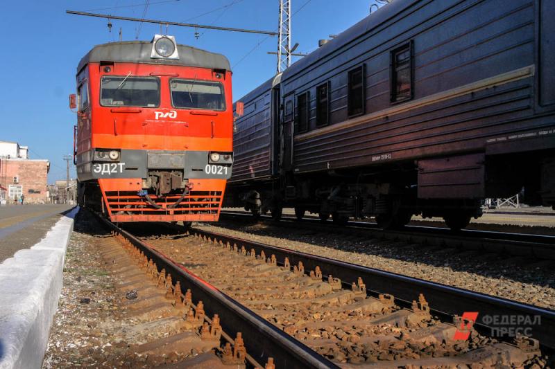 Грузовой поезд насмерть сбил двоих подростков в Ленобласти