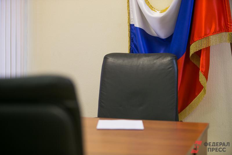 Преподаватель в чужих орденах выступал на публичных мероприятиях.