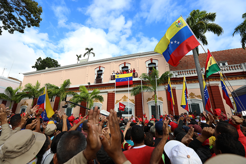 Танцы, песни, спортивные соревнования и торговцы фастфудом - так проходят митинги в Венесуэле