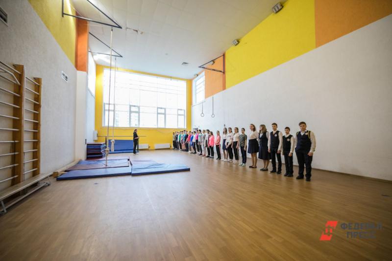 Ученики одной из школ Якутии получают знания в автомастерской и спортзале
