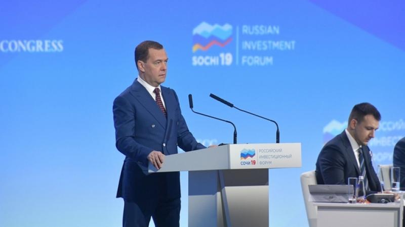 Медведев заявил о создании в России макрорегионов