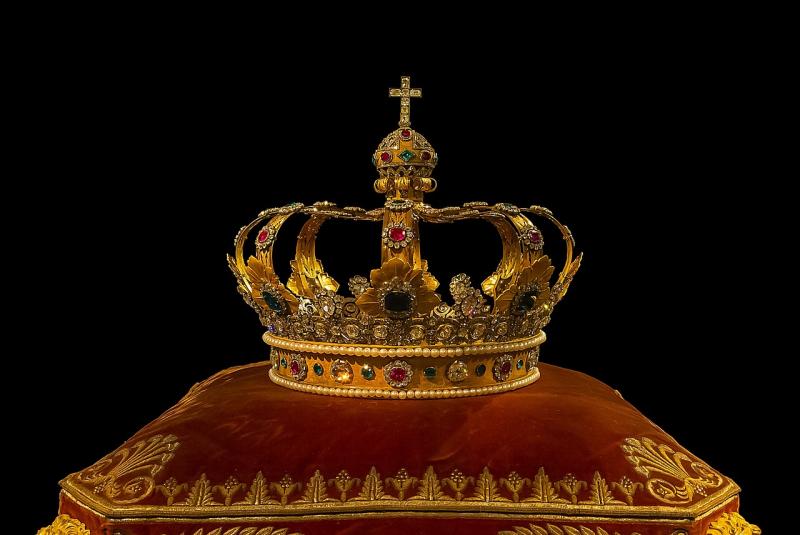Елизавета II лишила короны своего сына