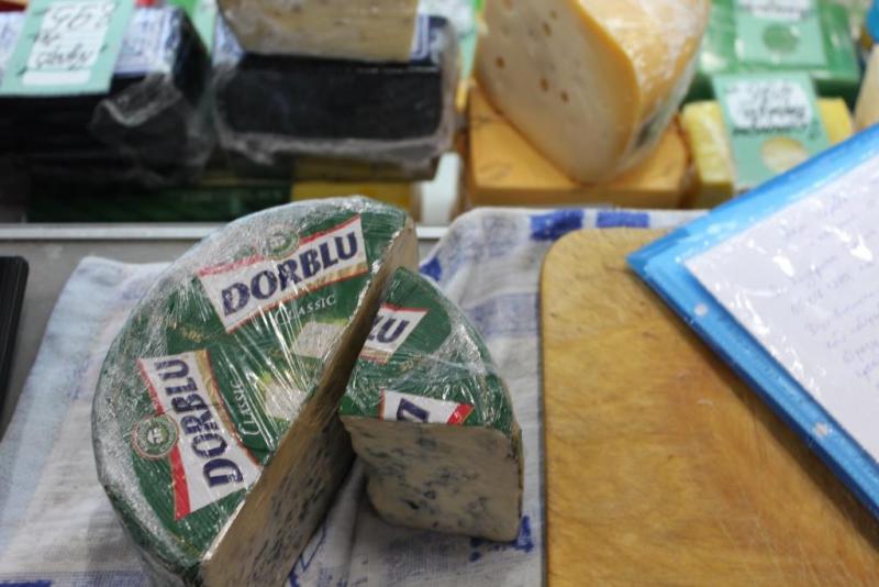 Саратовский чиновник вынес приговор европейскому сыру и сжег его
