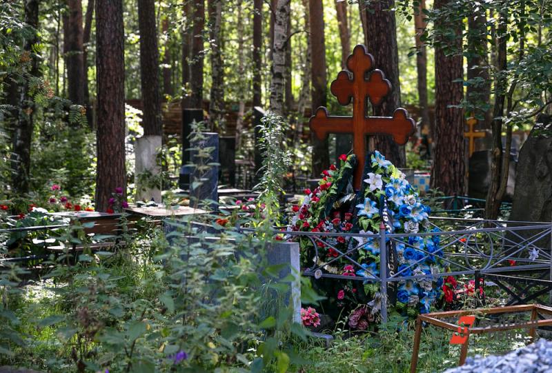 Семья из Волгограда построила бизнес на краже цветов с городских кладбищ