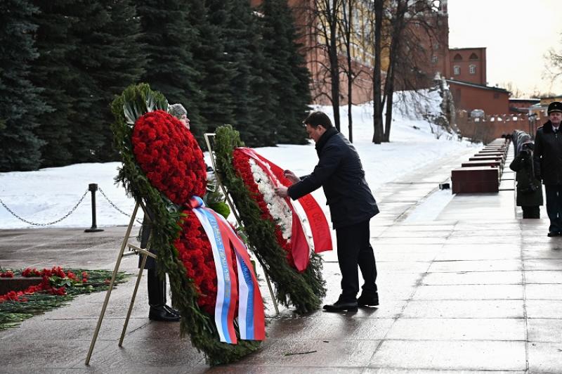Андрей Воробьев возложил цветы к Могиле Неизвестного Солдата у Кремлевской стены