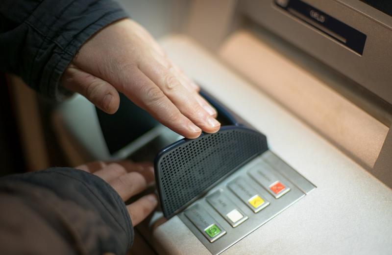 22-летняя аферистка украла деньги с банковских карт