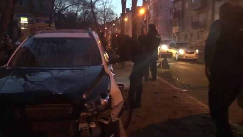Во Владивостоке разыскивают водителя, сбившего семью с ребенком на тротуаре