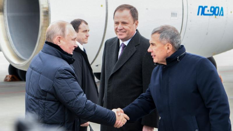 В аэропорту Казани главу государства встретил Рустам Минниханов