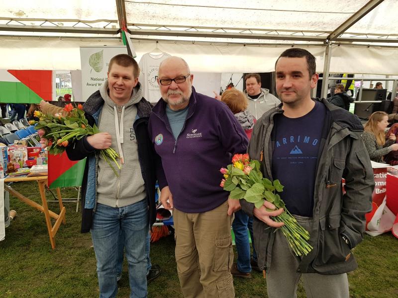 Волонтеры подарили британкам цветы