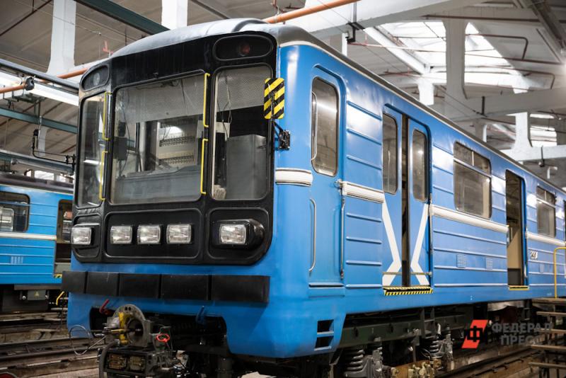 Упавший под поезд пассажир в московском метро погиб