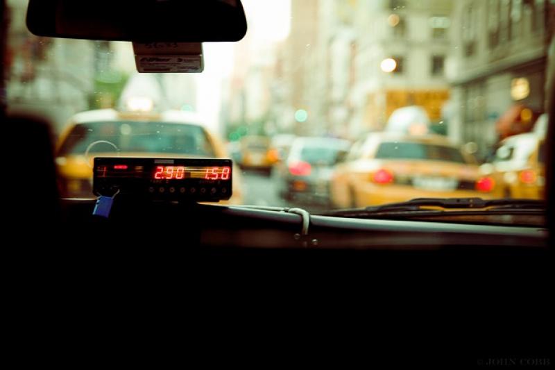 Вооруженные пассажиры ограбили таксиста в Москве