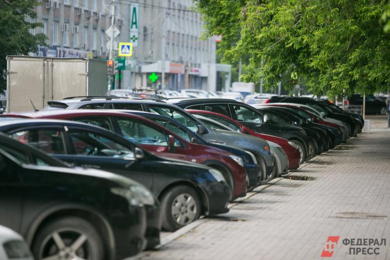 Дипломатам приходят штрафы за парковку, поскольку их автомобилям не хватает мест