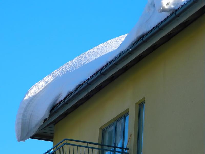 Снег на крыше