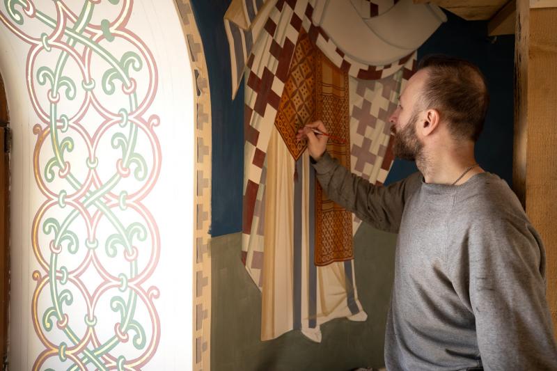 Художники продолжают наносить библейские сюжеты на стены храма Иоанна Златоуста в Карабаше