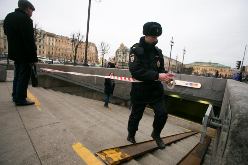 В Петербурге двое неизвестных напали с ножом на пассажира метро