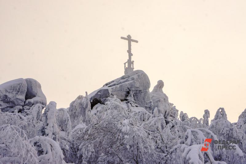В Калининграде на языческую фигурку повесили янтарный крест