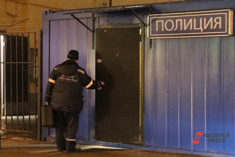За сокрытие данных подозреваемых в убийстве полицейский получил 50 тысяч рублей.