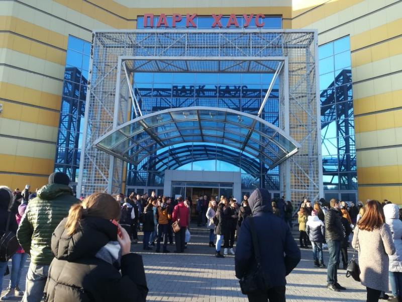 Людей эвакуировали из торгового центра.