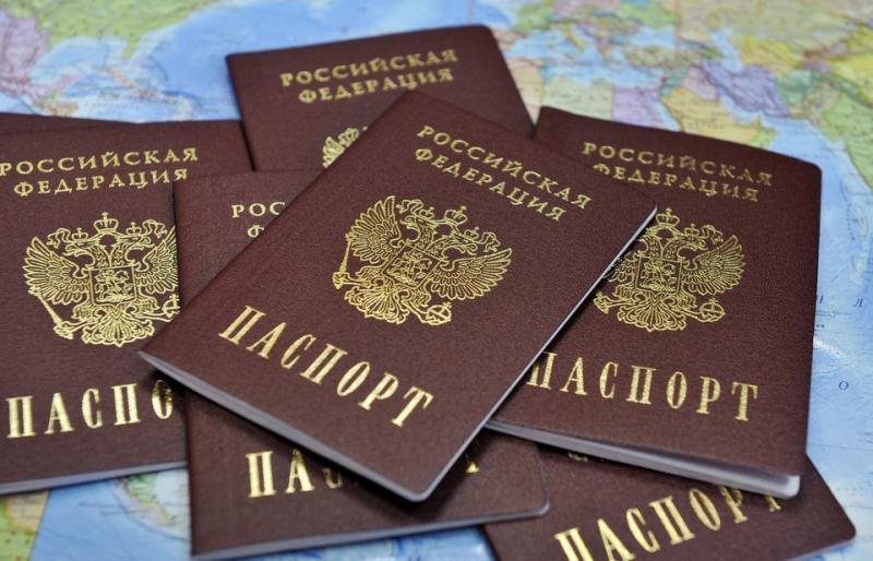 Начальник УФМС незаконно выдавал паспорта иностранцам.