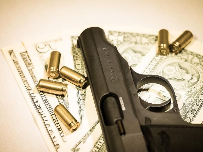 В гараже у налоговика нашли ружья, пистолет-пулемет и патроны.