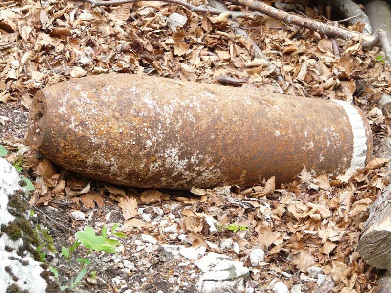Стокилограммовый снаряд лежал на месте еще с советских времен