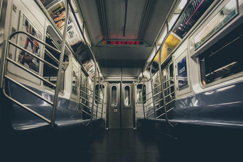 В метро Гонконга столкнулись два поезда