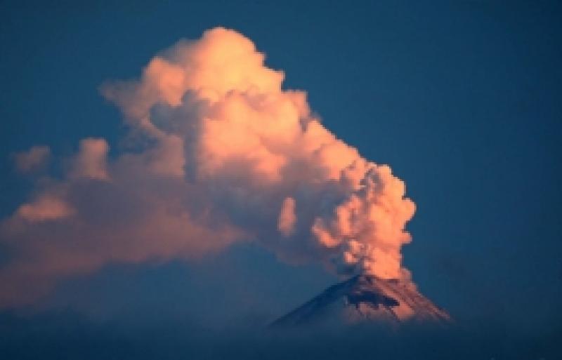На Камчатке вулкан Шивелуч продолжает выбросы столбов пепла