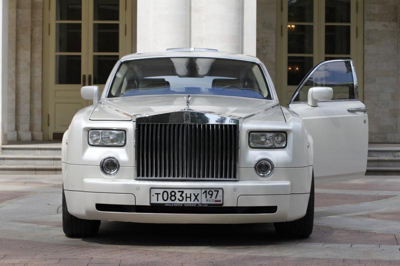 Именинницу ждал белоснежный Rolls-Royce с эксклюзивным салоном внутри и подушками с ее инициалами