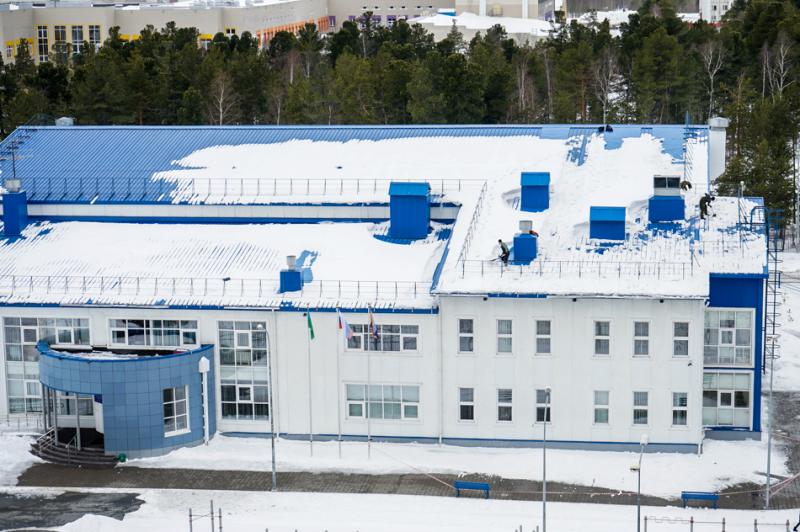 В СШОР №1 в Сургуте работники занималась чисткой снега с крыши без страховки