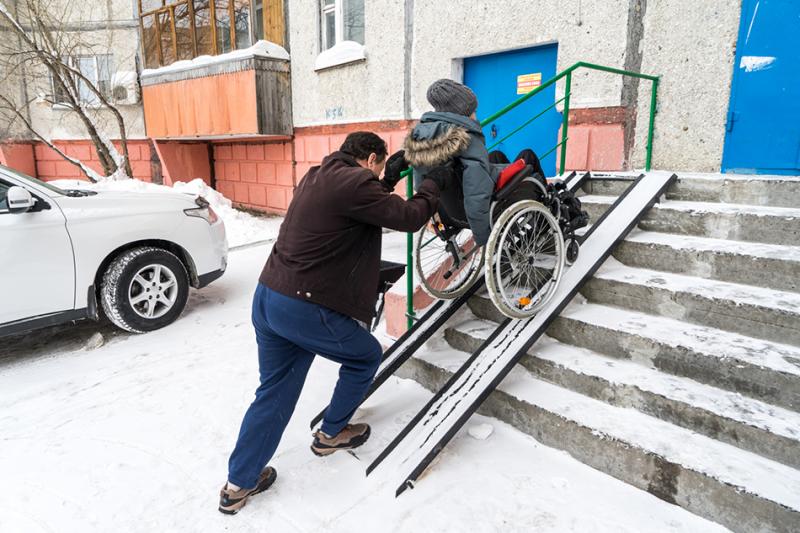 Инвалиду-колясочнику из Сургута помогут решить проблему с пандусом