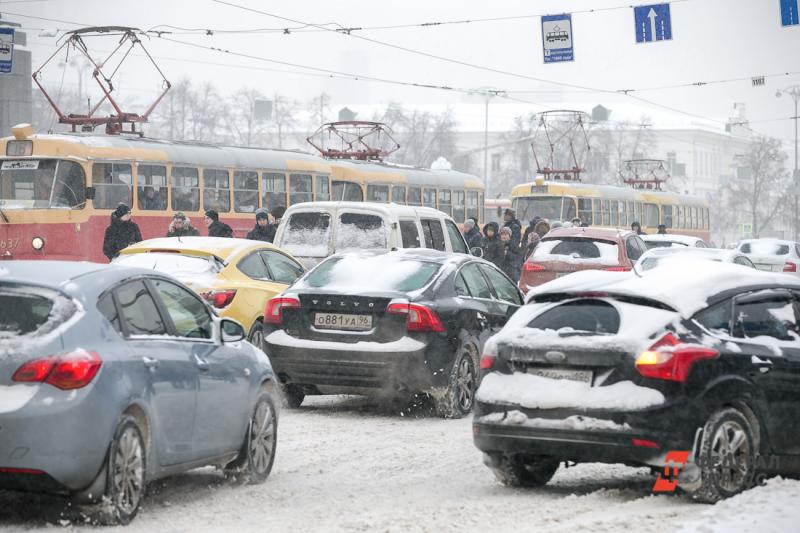 Снегопад парализовал движение автотранспорта