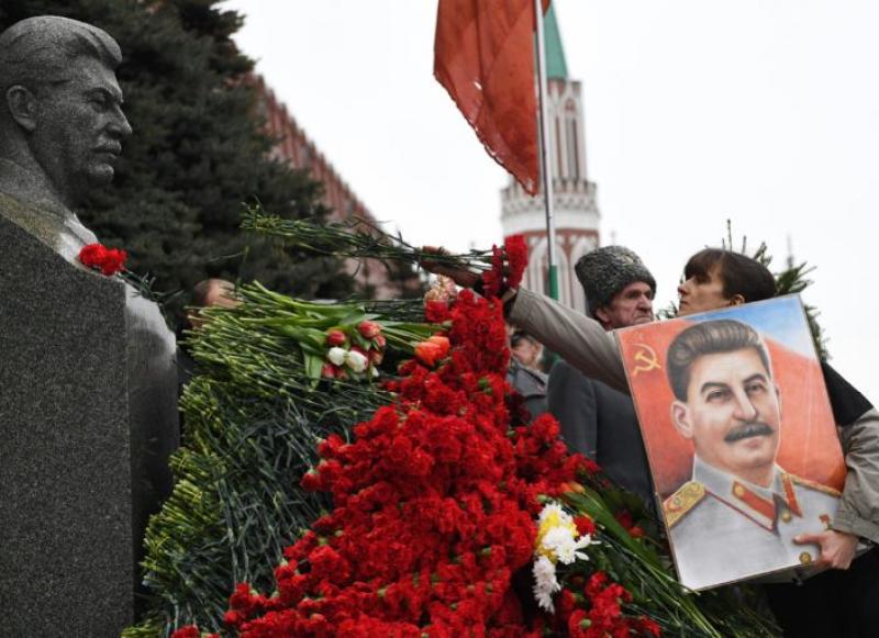 Сторонники Сталина до сих пор приносят цветы к месту захоронения у Кремлевской стены