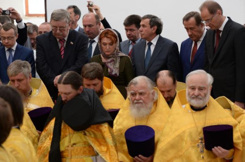 Надежде Болтенко (в верхнем ряду в центре) не привыкать быть важной персоной среди мужчин-политиков