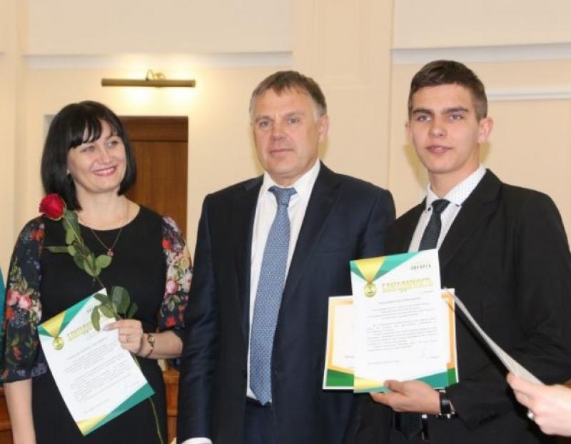 Возможно Сергей Петров (в центре) в последний раз награждал школьников в Ангарске