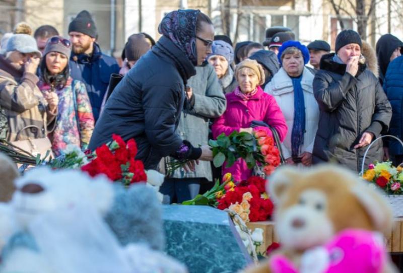 В Кемерове в годовщину трагедии горожане возложили цветы к стихийно возникшему мемориалу