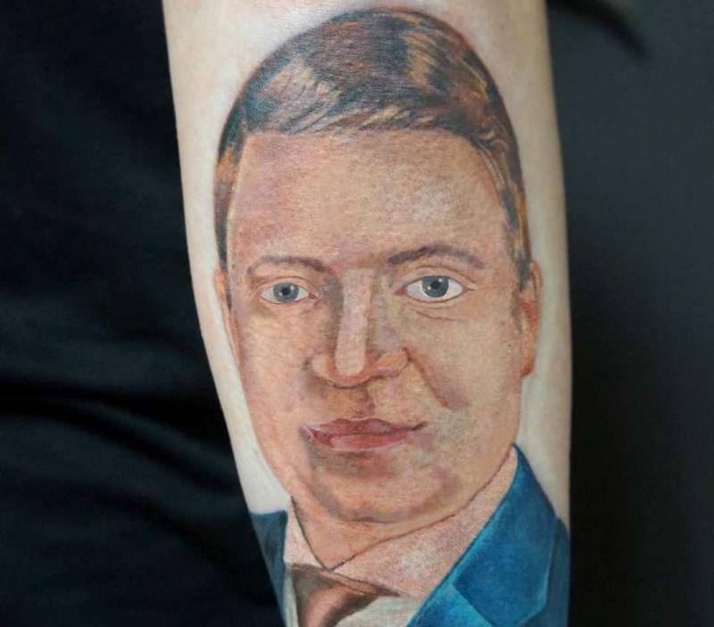 Изображение мэра занимает полруки