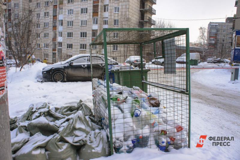 В Челябинске завалили мусором контейнерные площадки