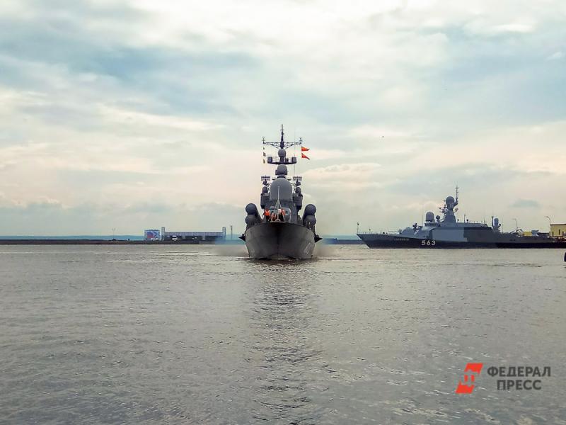 За действиями эсминца наблюдают «Василий Быков» и «Иван Хурс»