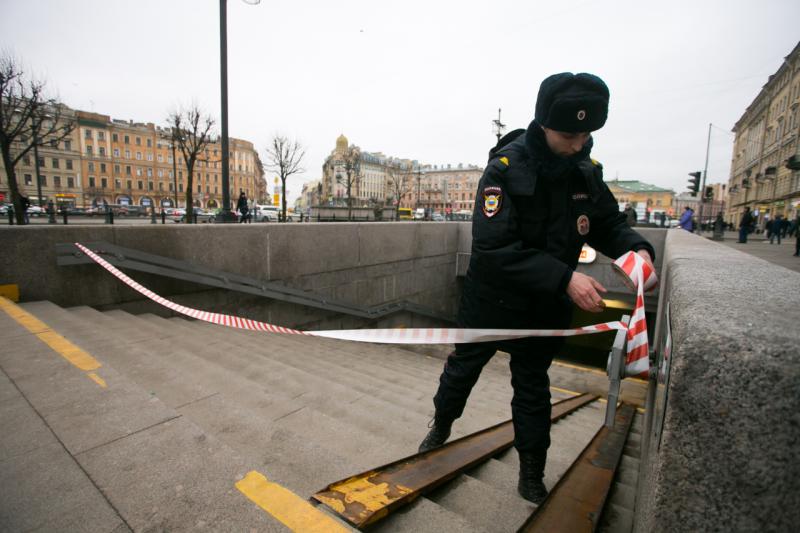 В петербургском метро оперативники искали опасный предмет