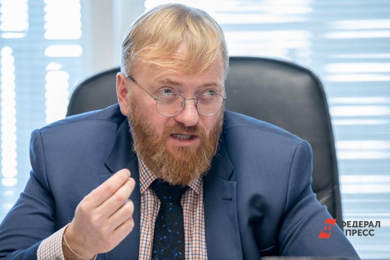 СК начал проверку после жалоб петербургского депутата, избитого «дверью»