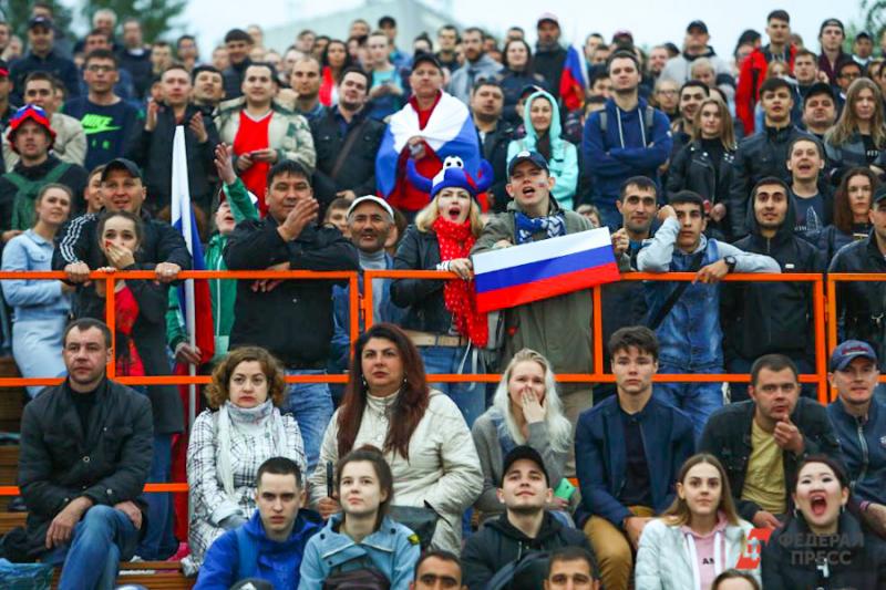 Петербургские фанаты футбола устроили драку и разбили стекло на стадионе