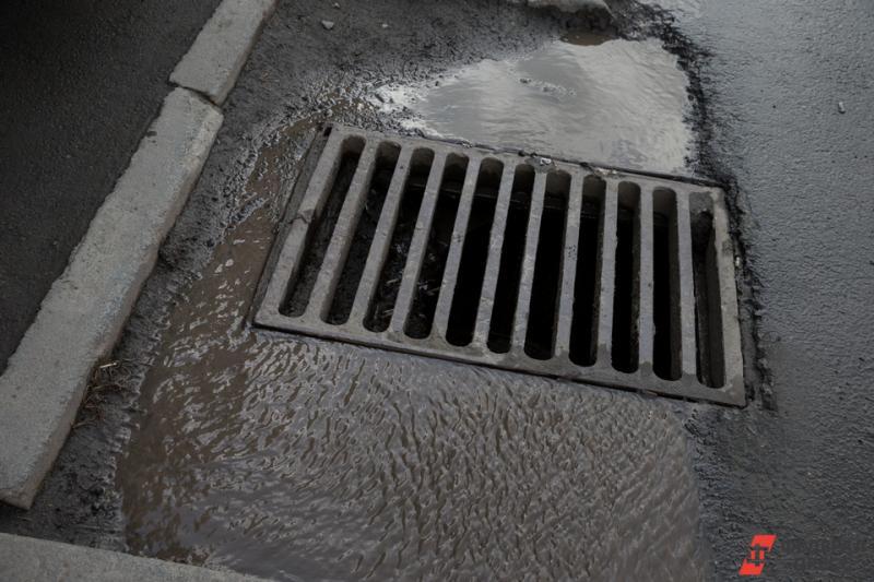 Жители сетуют, что в городе не решается проблема с канализацией.