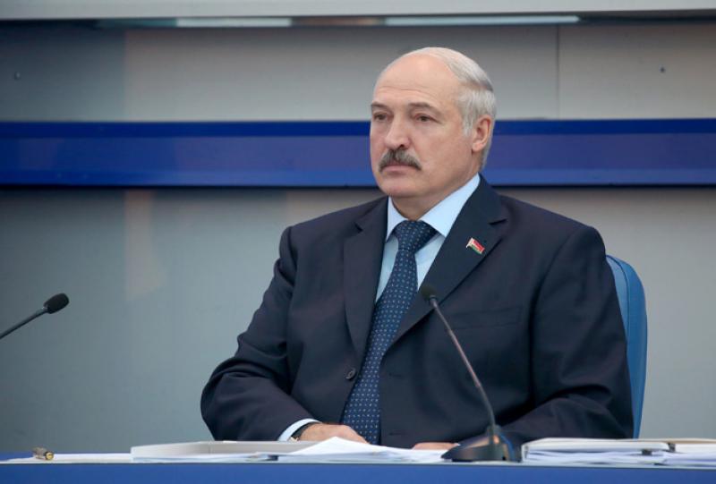 Лукашенко призвал чиновников помогать людям, а не строить особняки