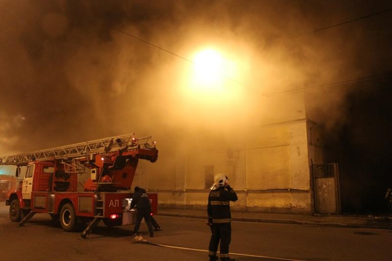 На территории крупного деревообрабатывающего предприятия в Тверской области произошел пожар
