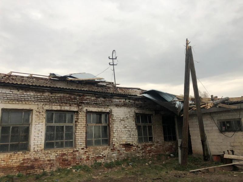 Сильный ветер повредил дома и соцобъекты в трех районах Башкирии