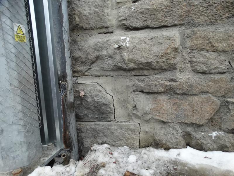 Трещины в несущей стене старинного здания не смутили ответственное ведомство